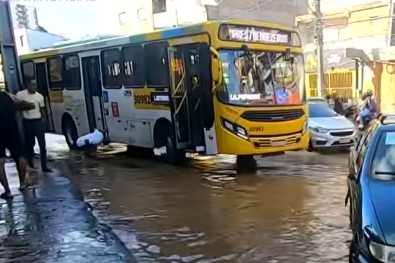 Vazamento de água abre cratera na Avenida San Martin em Salvador