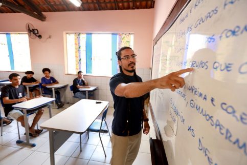 Pé-de-Meia Licenciaturas abre inscrições; programa pagará R$1050 por mês