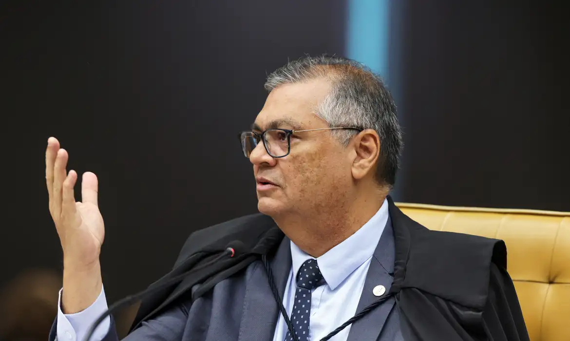 Dino diz que decisão perdeu efeito após TSE manter post de humorista