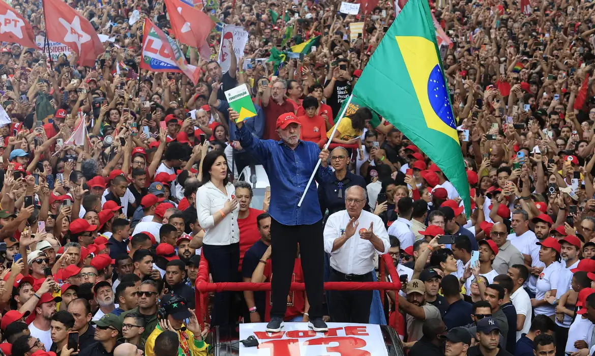 Lula é reeleito presidente do Brasil pela 4° vez após virada histórica