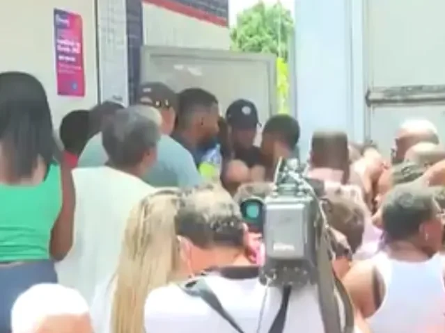 Ambulantes se aglomeram na frente da Semop para conseguirem cadastro no “Festival Virada Salvador”