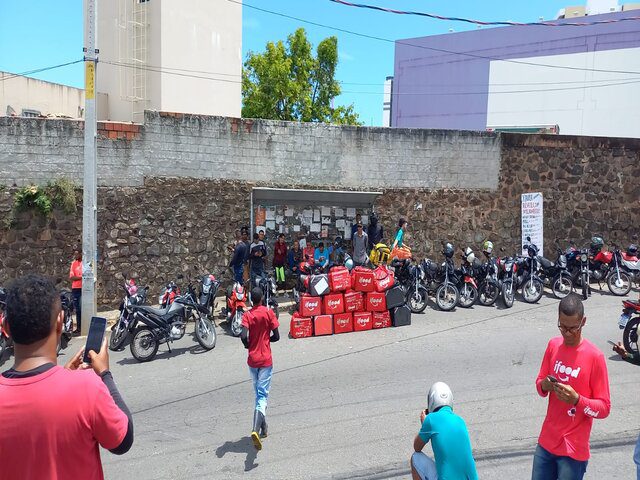 Motoboys realizam protesto por falta de pagamento de aplicativo de comida em Salvador