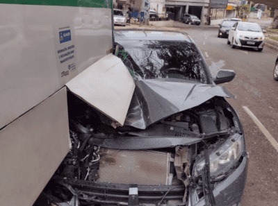 Colisão no Vale do Canela deixa carro embaixo de ônibus