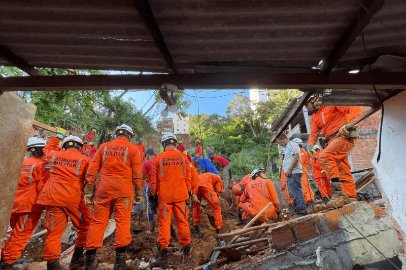 Incêndio atinge ferro-velho no Bairro da Paz