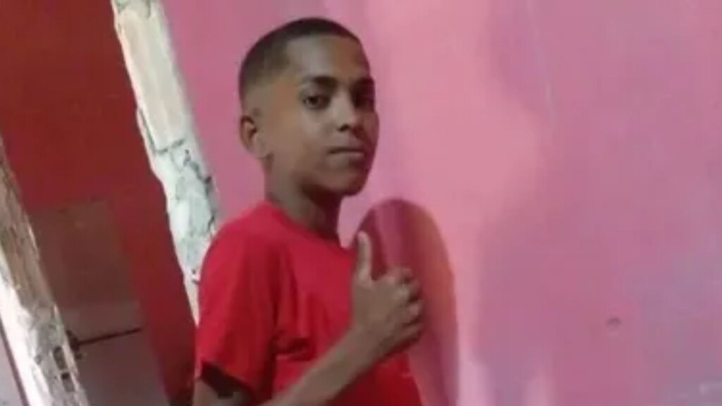 Adolescente é levado pela correnteza ao entrar no mar para recuperar bola