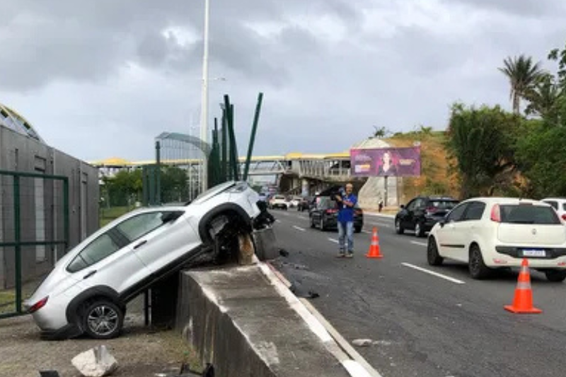 Carro invade área do metrô na Avenida Paralela e provoca congestionamento