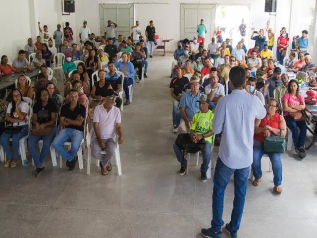 Prefeitura de Itaberaba entrega equipamentos agrícolas para associações rurais