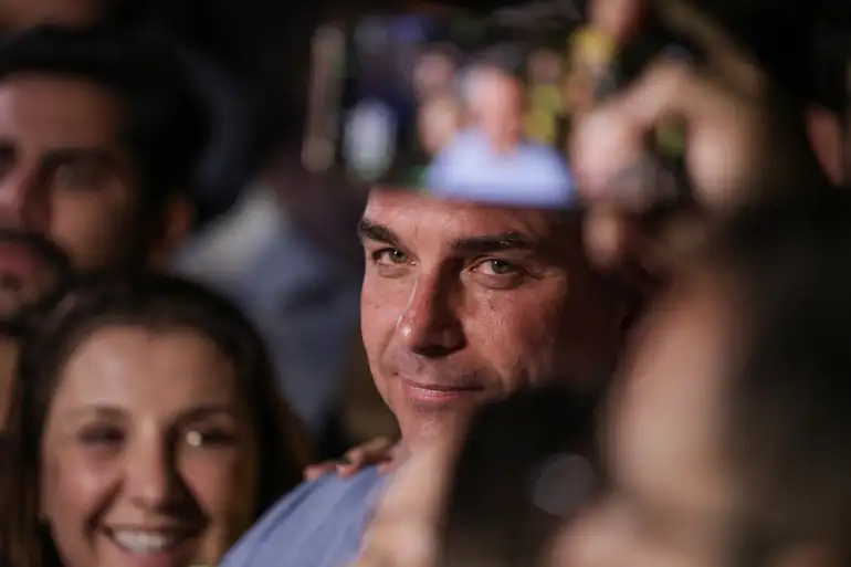 Polícia Federal afirma que Flávio Bolsonaro não é considerado foragido