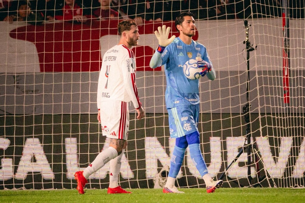 Flamengo tenta recuperar liderança do Brasileirão neste domingo