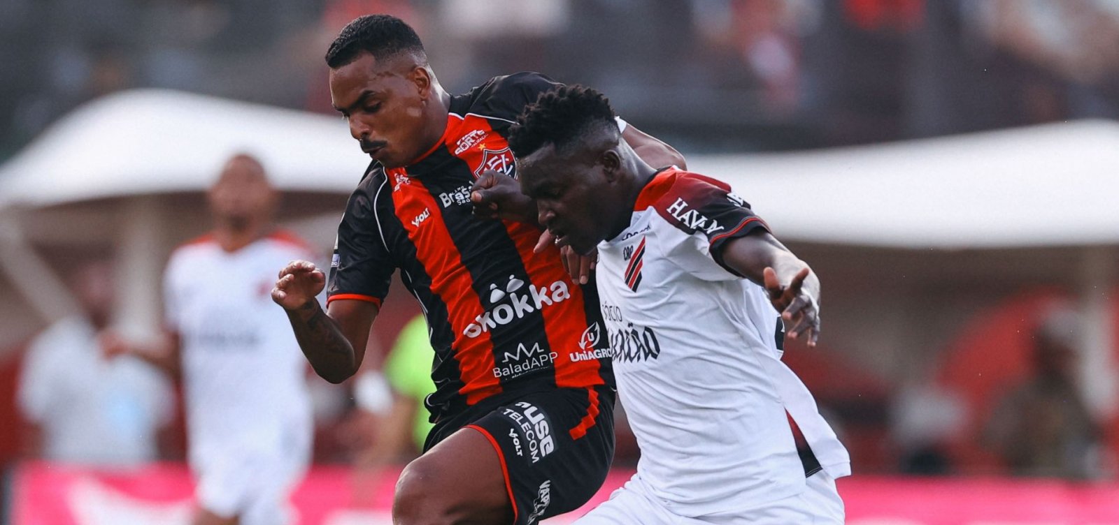 Vitória e Athletico-PR empatam em jogo com gol contra e expulsão