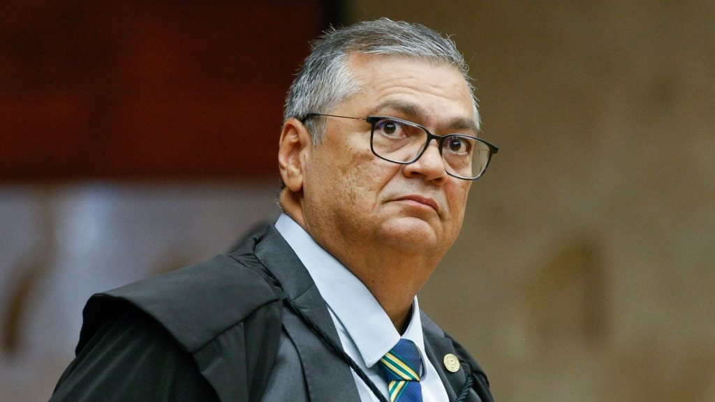 Dino questiona decisão de Mendonça e pede análise do plenário do STF