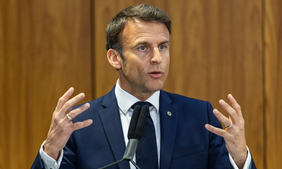 Macron condena violência em protestos na França 