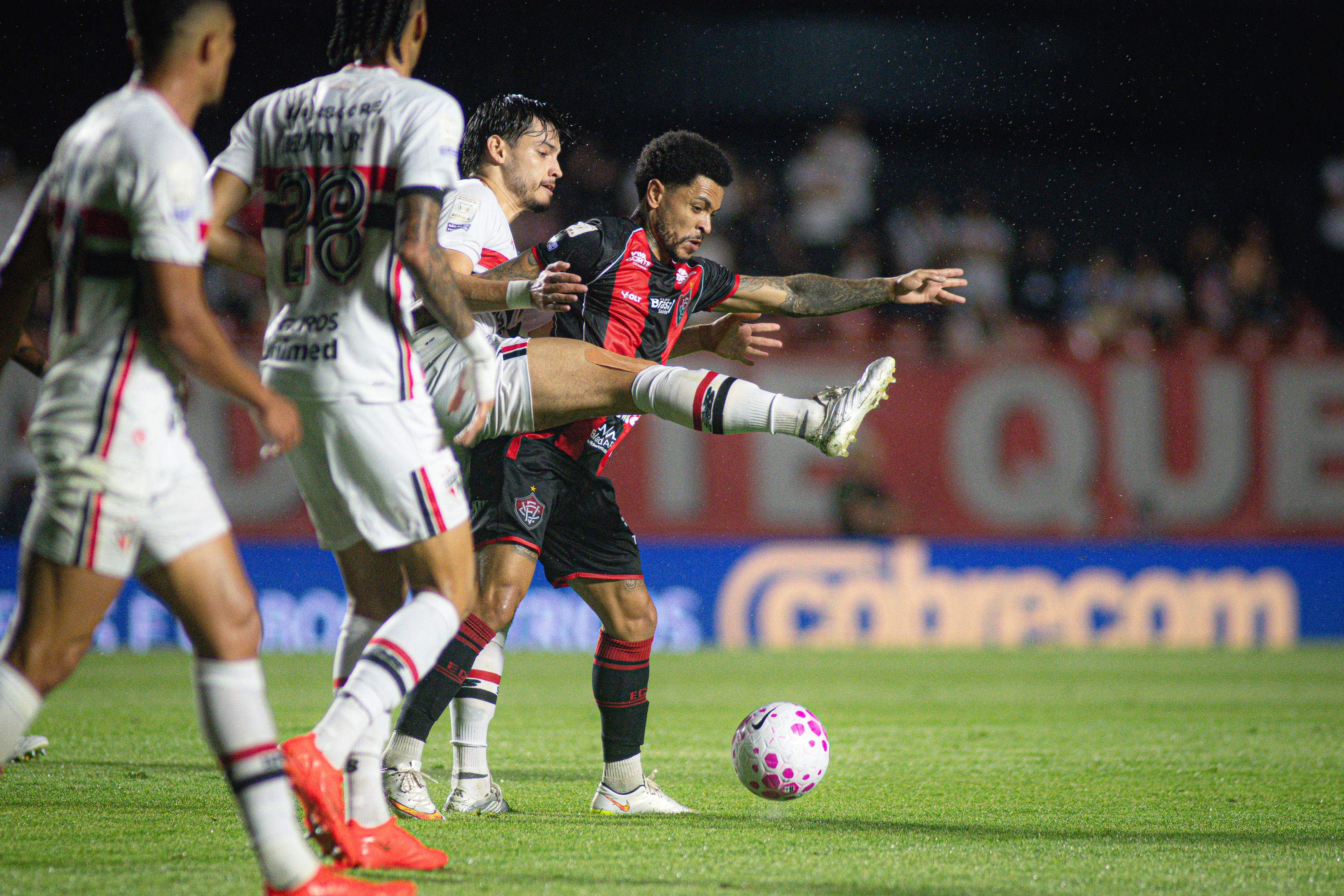 Vitória perde para o São Paulo e amplia jejum fora de casa