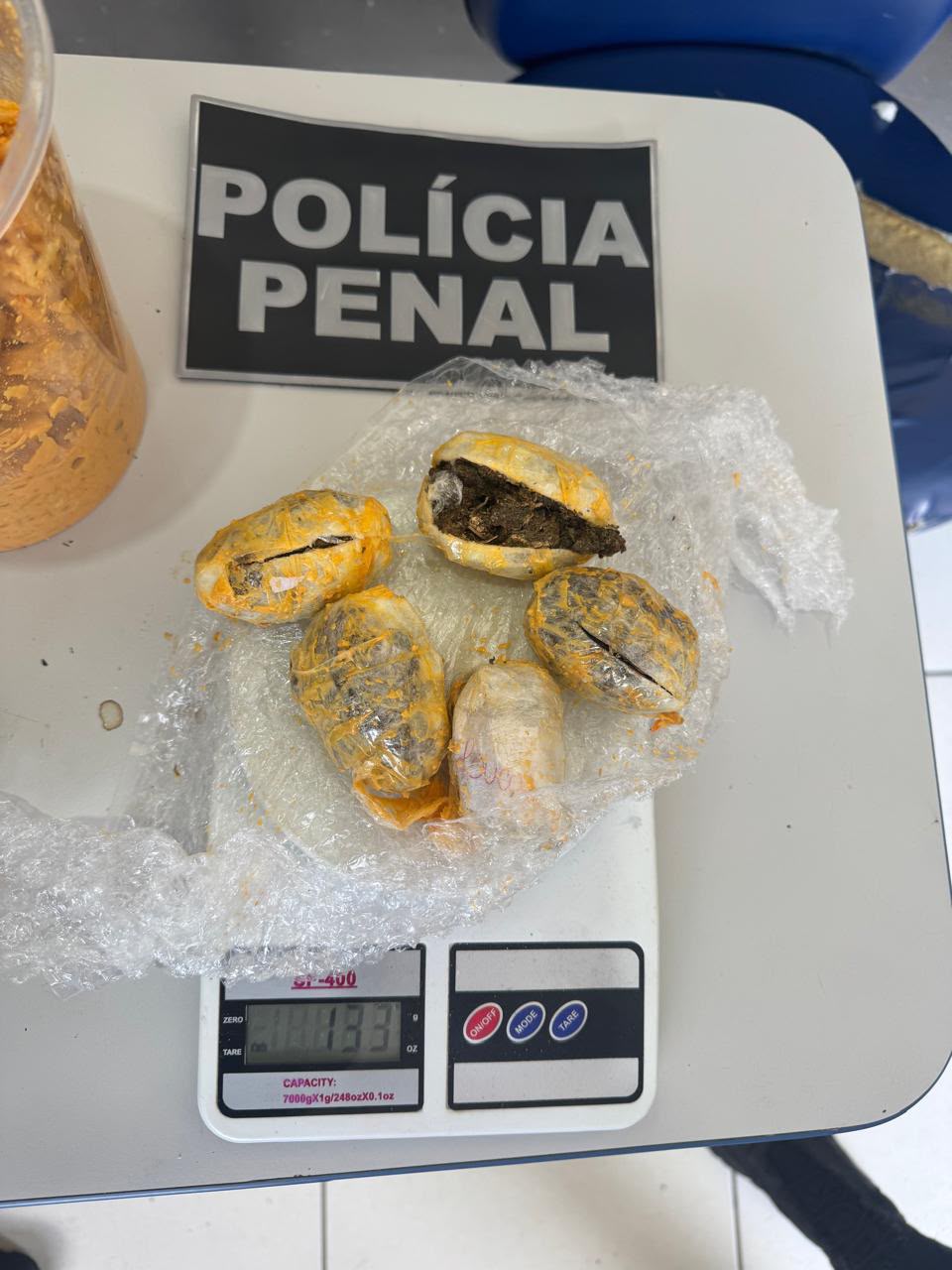 Mulher é presa com drogas escondidas em estrogonofe