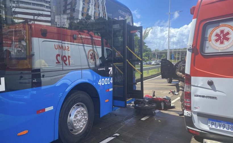 Colisão entre motociclista e BRT deixa dois feridos