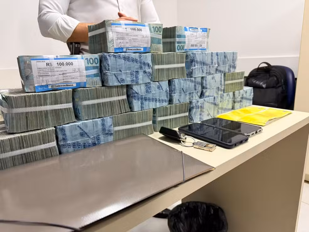 Polícia aborda carro e encontra R$ 2 milhões em dinheiro vivo