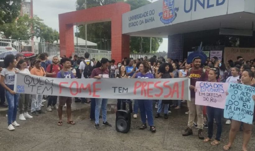 Estudantes da UNEB fazem protesto na manhã desta terça (4)