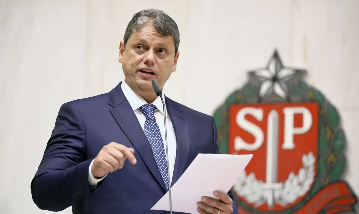 Saída de Flávio Bolsonaro para os EUA teria surpreendido Tarcísio