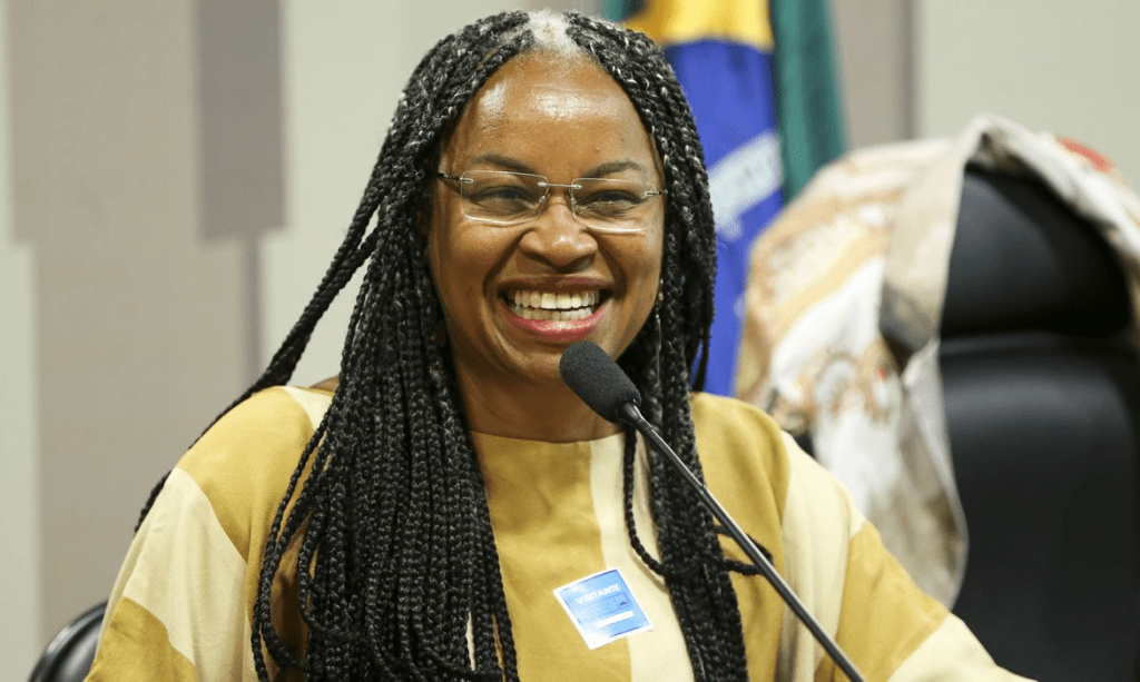 Olivia Santana lança livro ‘Mulher Preta na Política’ 