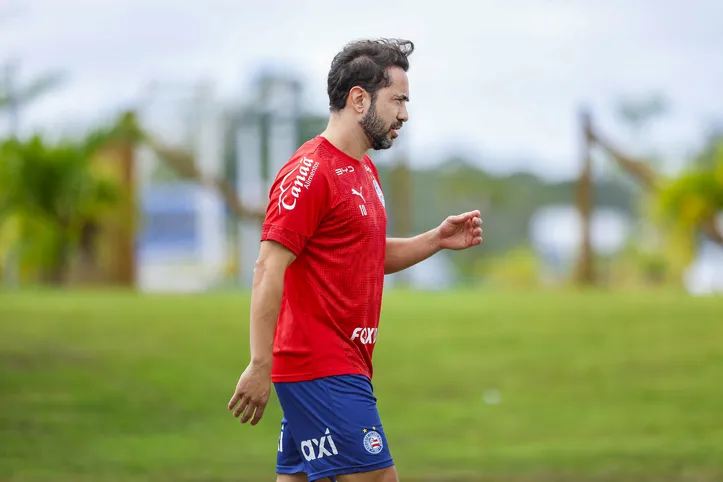 Everton Ribeiro pode voltar a atuar após mais de um mês afastado