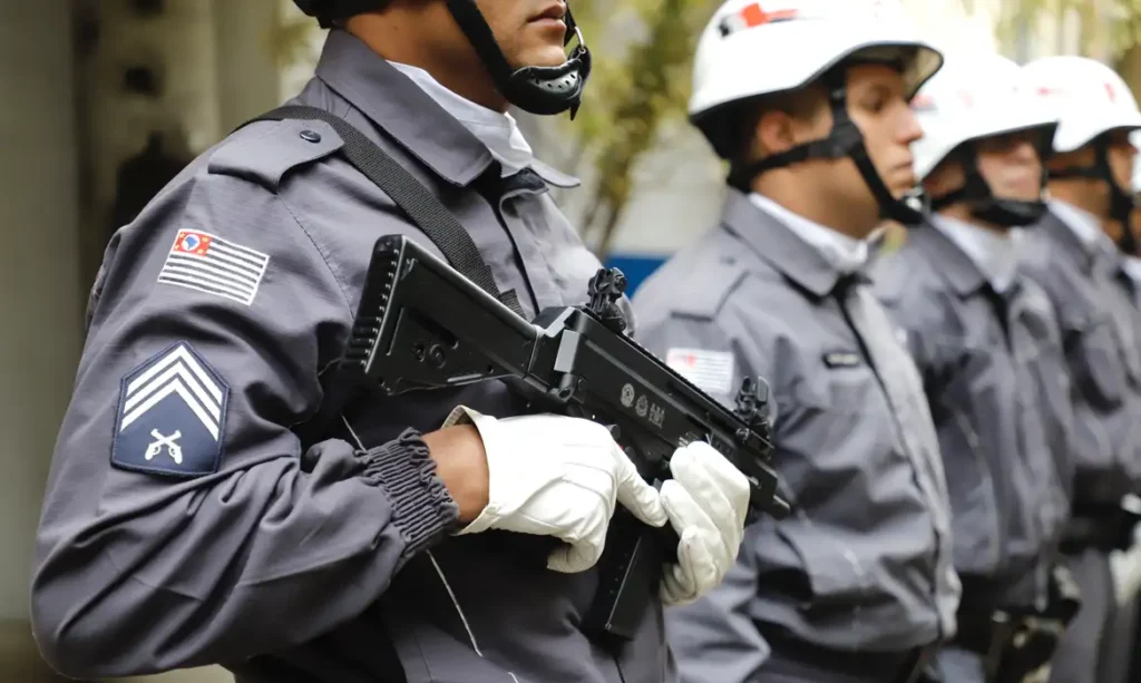 PM atira à queima-roupa contra rapaz em Osasco