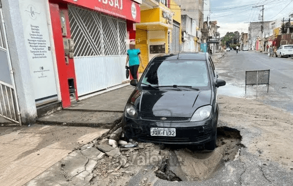 Carro cai em cratera após asfalto ceder, em Santo Antônio de Jesus