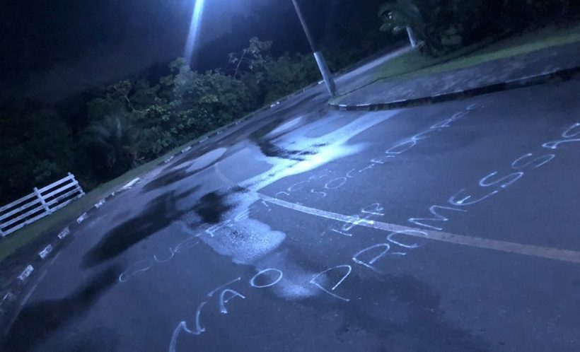 Torcedores revoltados: muros do CT Evaristo de Macedo amanhecem pichados