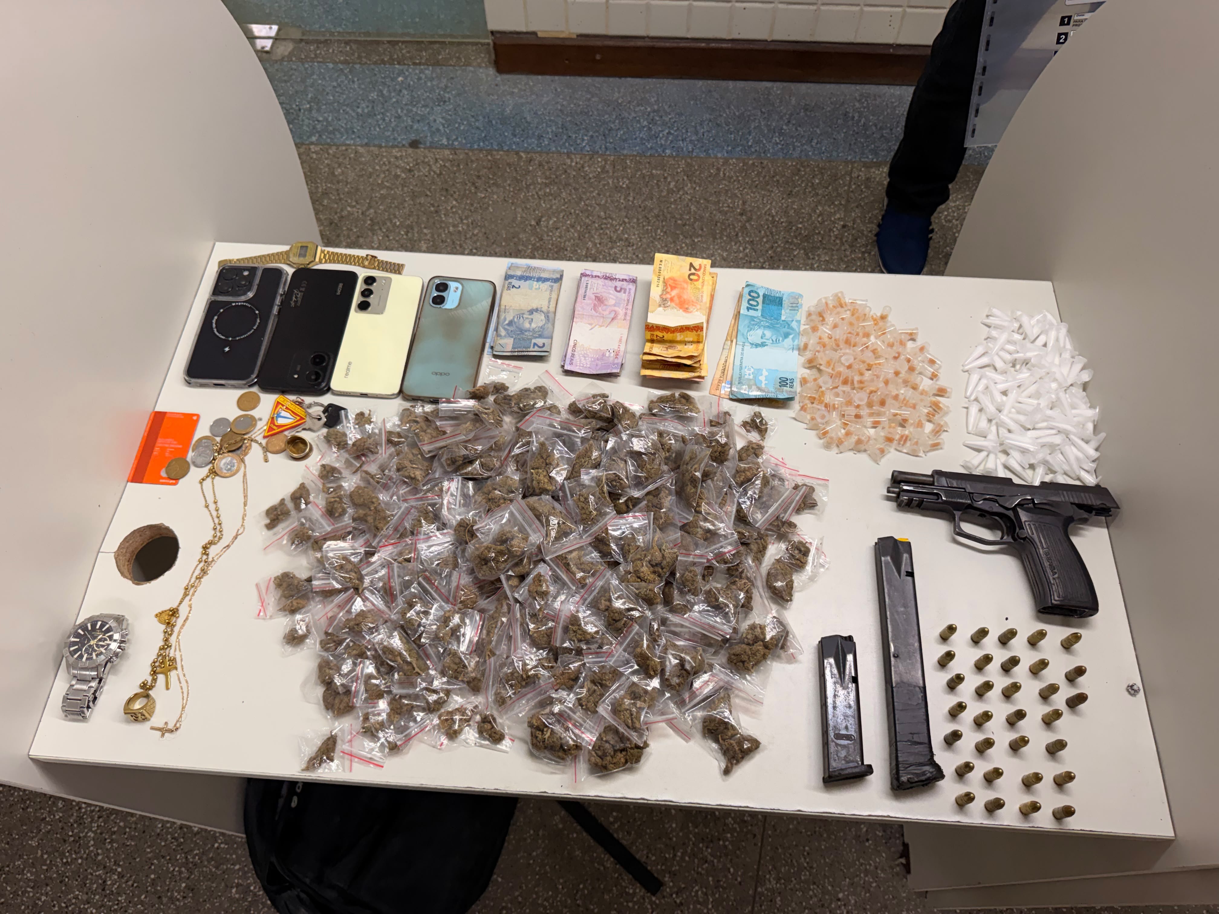 Três suspeitos são presos com arma e drogas em Águas Claras