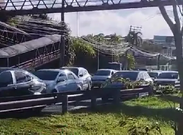 Acidente entre carro e bicicleta deixa uma pessoa morta na Avenida Paralela