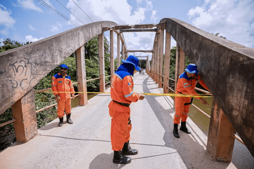 Após denúncias, Prefeitura de Camaçari interdita ponte por danos à estrutura