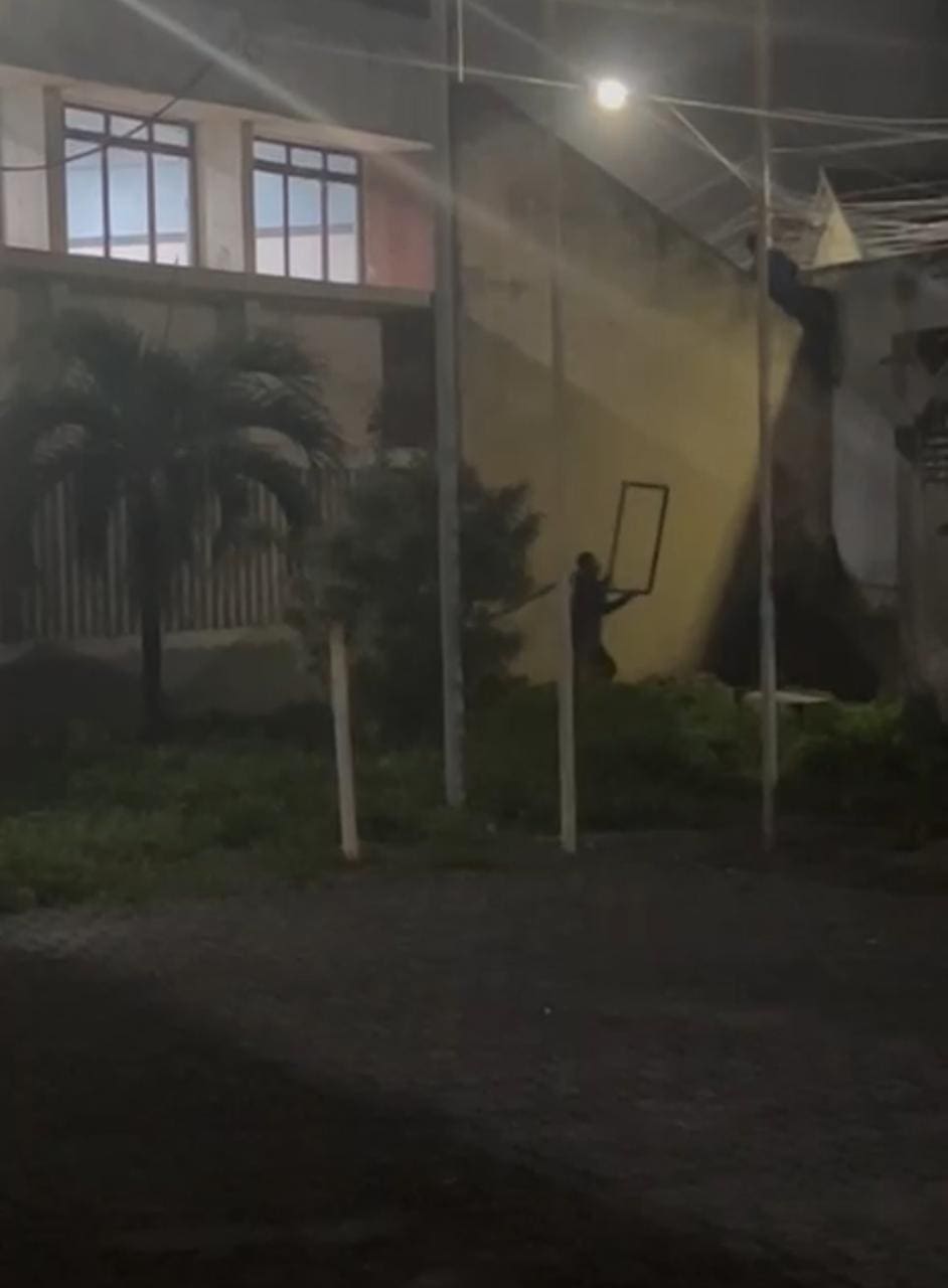 Vídeo mostra nova ação criminosa em escola municipal da Boca do Rio; moradores cobram segurança