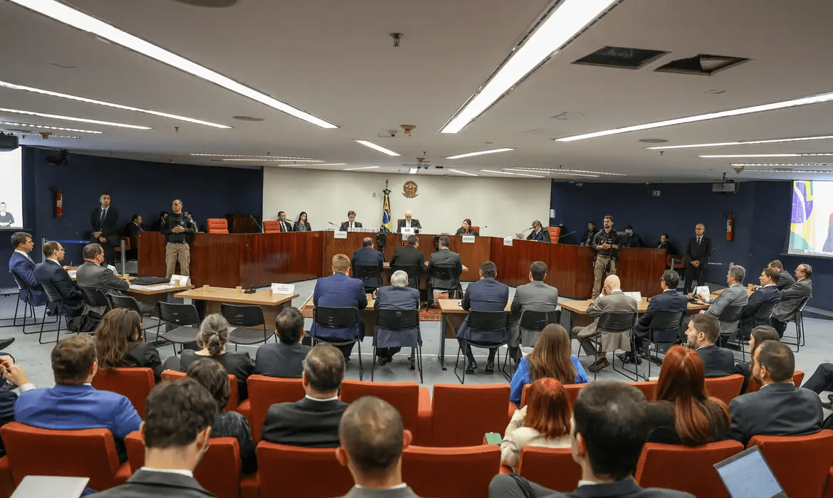 Bolsonaro nega que Marinha tenha colocado tropas à disposição do golpe