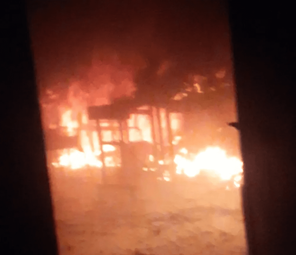 Escola pega fogo em Dias D’Ávila