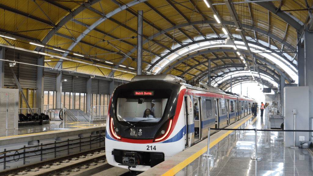 CCR realiza simulado de resgate de vítima sob trem para colaboradores em treinamento
