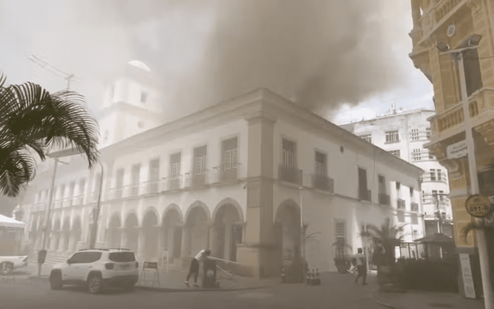 Incêndio atinge Câmara Municipal de Salvador