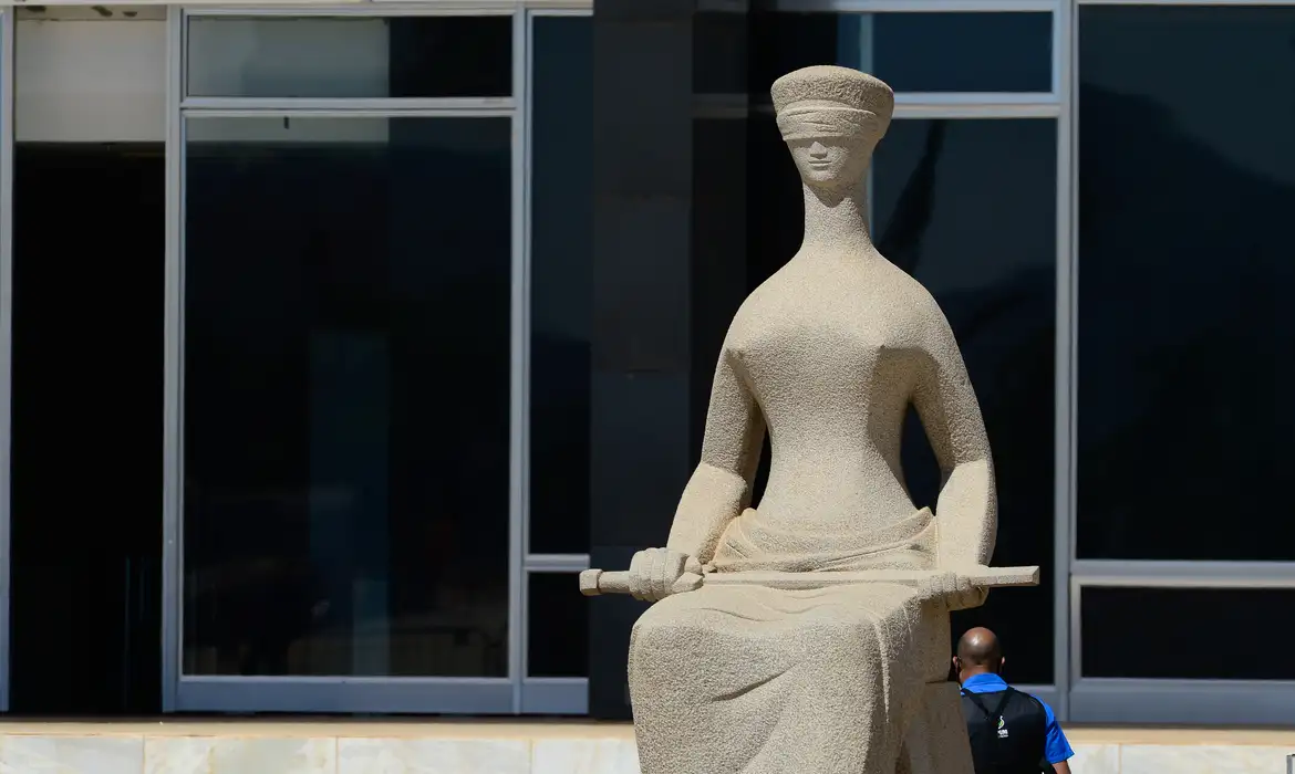 Banco é condenado a pagar R$ 7 mil por não atualizar nome de homem trans