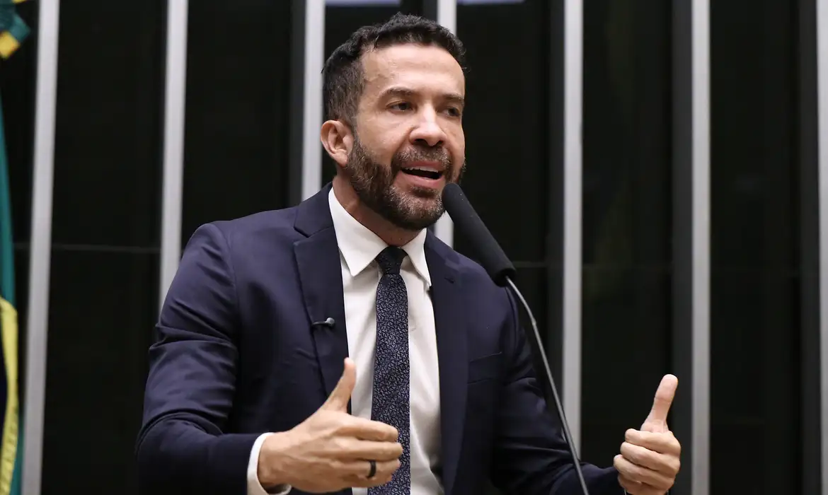 André Janones é internado após passar mal durante a madrugada