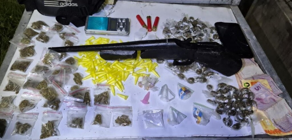 Dois suspeitos são presos e armas e drogas são apreendidas no Bairro da Paz