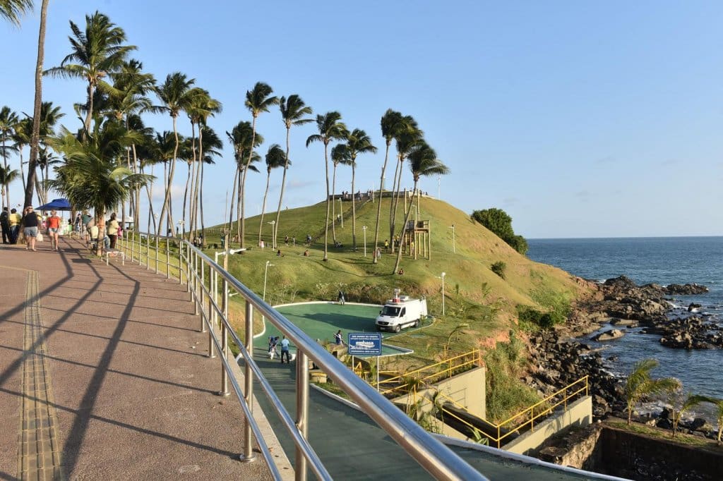 Turista é esfaqueado após ter celular roubado na Barra