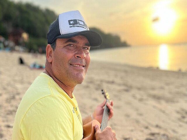 Cinzas do surfista Márcio Freire são jogadas em praia de Salvador