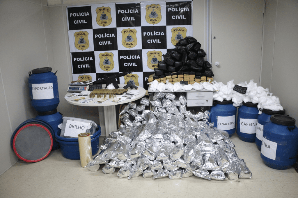 Duas pessoas são presas após polícia encontrar drogas e armas em casa de praia e apartamento de luxo na Bahia