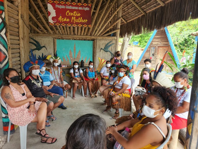 Artesanato: comitiva visita projeto Mulheres em Ação em comunidade indígena de Porto Seguro
