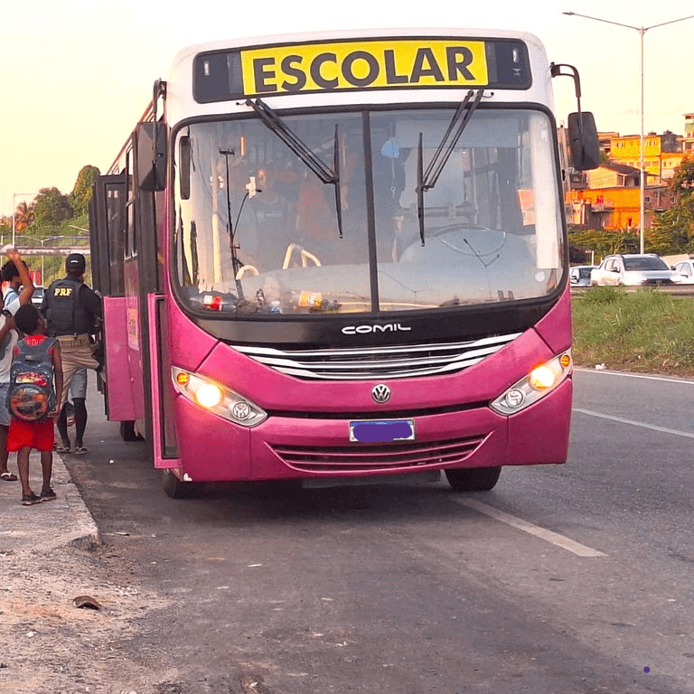 Ônibus que transportava alunos de forma irregular é autuado pela PRF em Simões Filho 