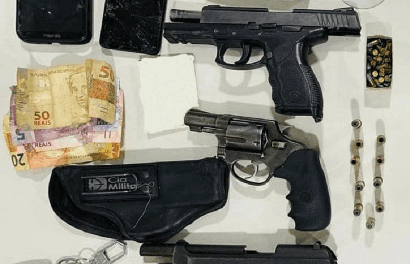 Casal é flagrado com três armas em posto de gasolina