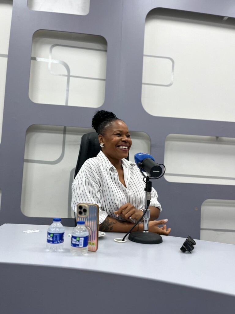 Sucesso nas redes sociais, a chef, comunicadora e escritora Lili Almeida divulga seu novo livro “A gente merece ser feliz agora”