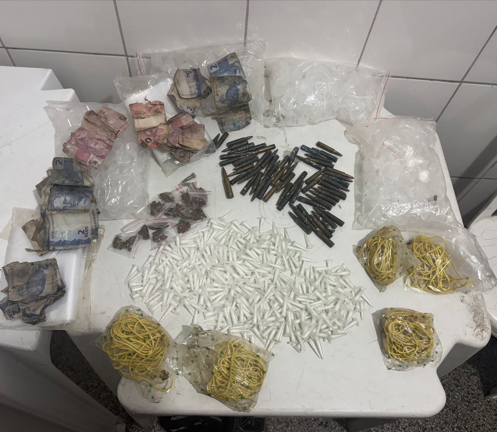 PM troca tiros e apreende drogas em Mata Escura