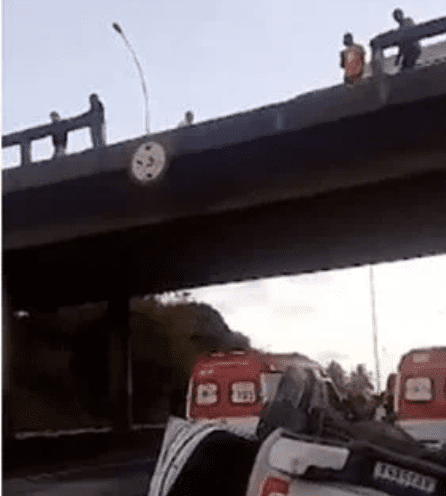 Caminhonete despenca de viaduto e cai na BR-324
