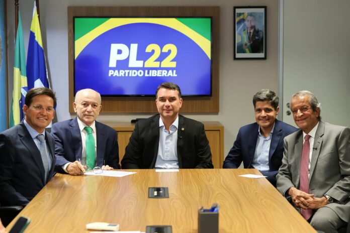 ACM Neto fecha apoio a Flávio Bolsonaro no segundo turno das eleições
