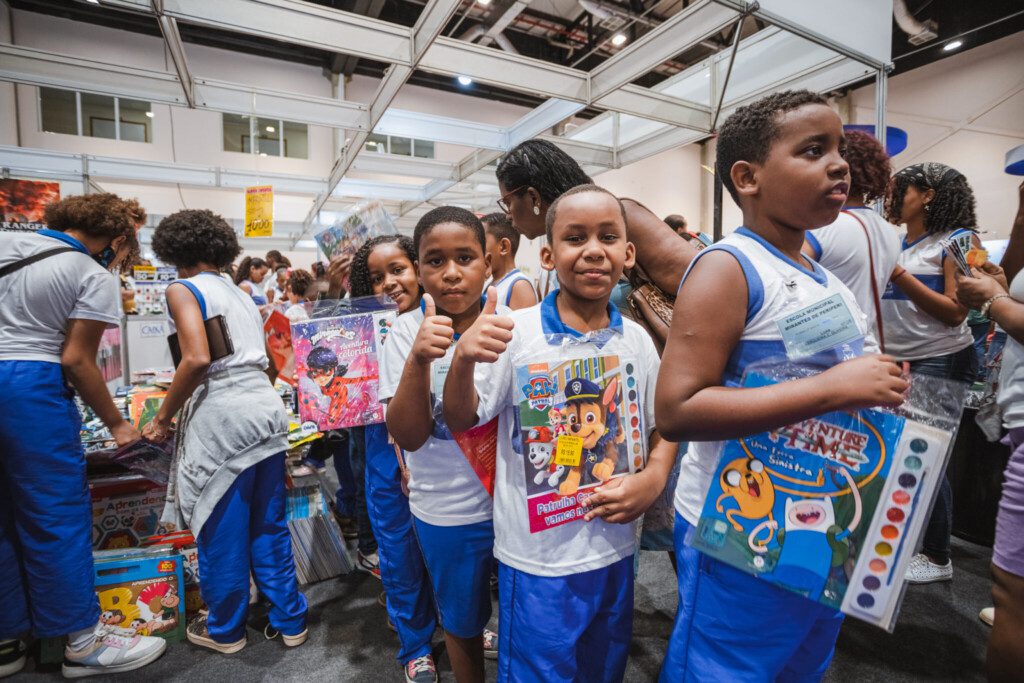 Bienal: Prefeitura distribuirá 10 mil vales-livro para alunos da rede municipal