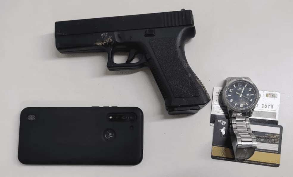 Adolescente é preso com arma falsa